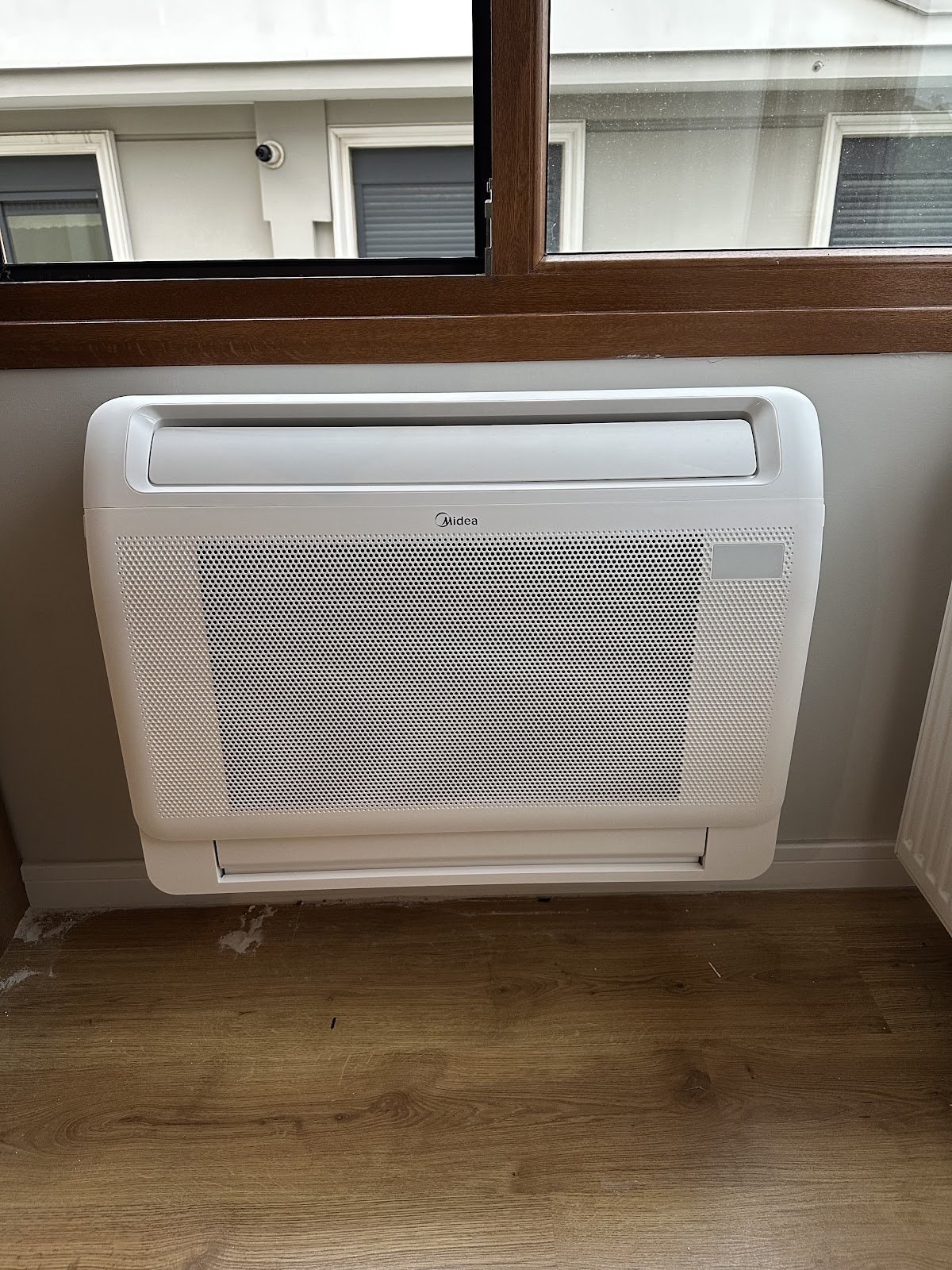 Midea Klima Servis tarafından yayımlanan Midea yer-tavan tipi klima uygulaması